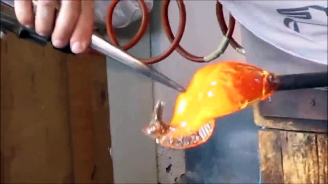 Italian glass blower creates an impressive horse sculpture