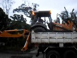 Bruno descarregando a retroescavadeira do caminhão do Samir (joinville).AVI