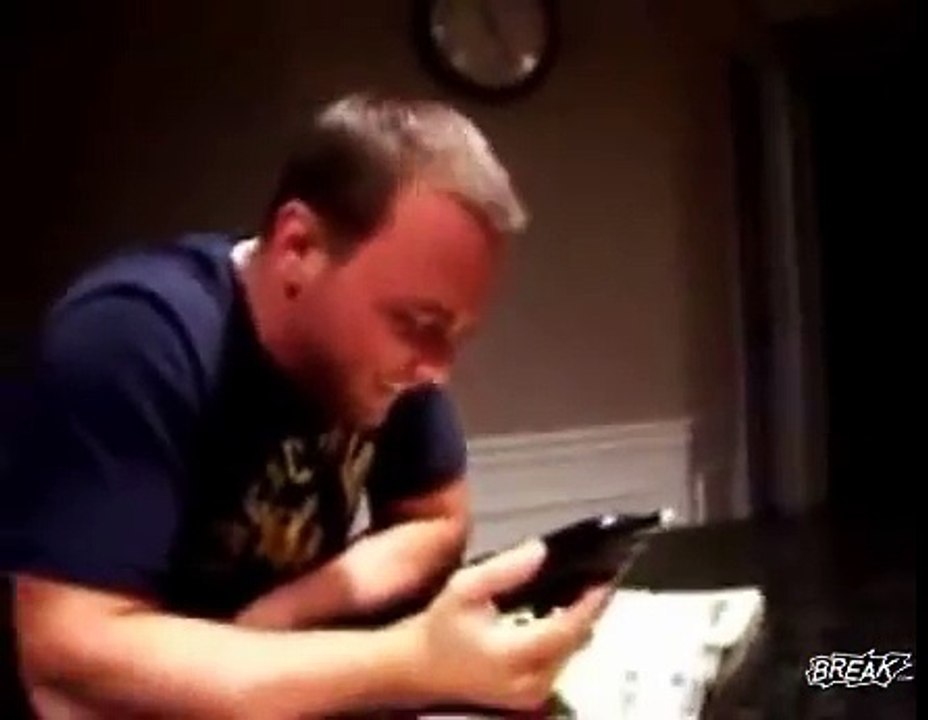 White guy calls hotel in an Indian accent, and the receptionist can't stop laughing