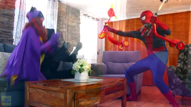 Spiderman vs Catwoman vs Batman & Batgirl! Batman is Kidnapped! Fun Superhero Movie! [HD, 720p]