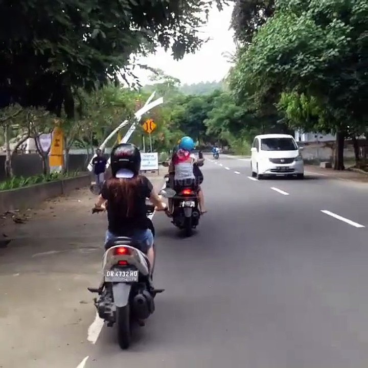 Video Queen Ayu Ting Ting Naek Motor keliling Lombok