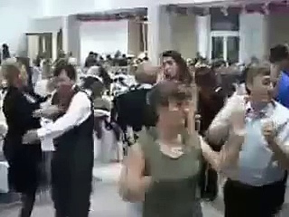 Dansa kendini fena kaptıran adam - 7 Saniye Vine
