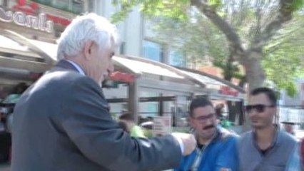 Emekli Profesör Öğrencilere Yardım İçin Garson Oldu