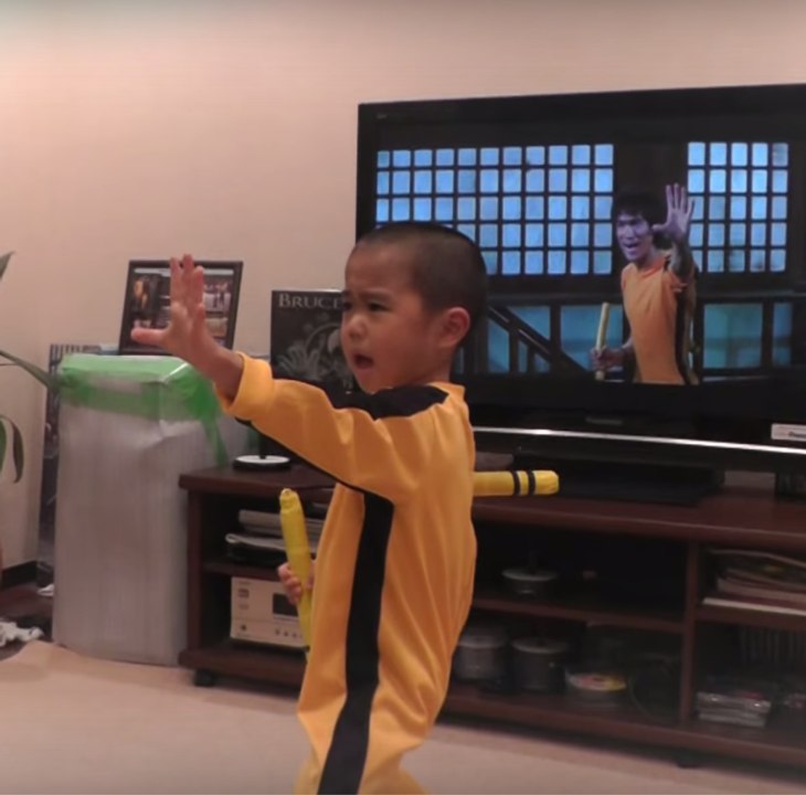 Uma criança de 5 anos acha que é Bruce Lee