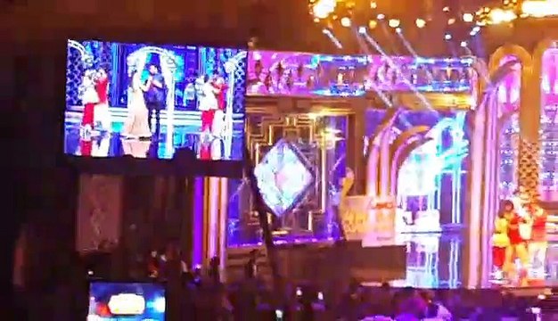 Humayun Saeed and Mehwish Hayat Performing at Hum Awards 2016 - 4th #ServisHUMAWARDS