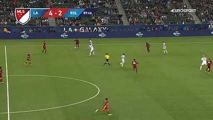 Steven Gerrard sezonun ilk golünü attı! Çok şık...