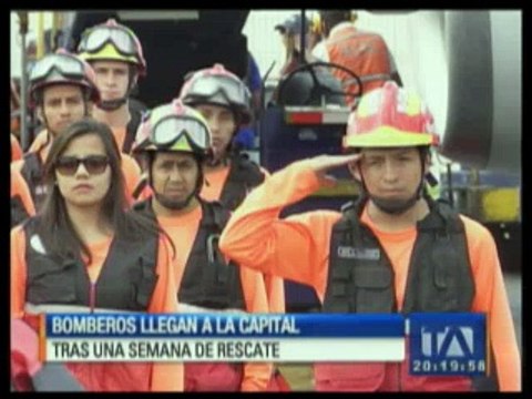 Bomberos de Quito fueorn recibidos como héroes