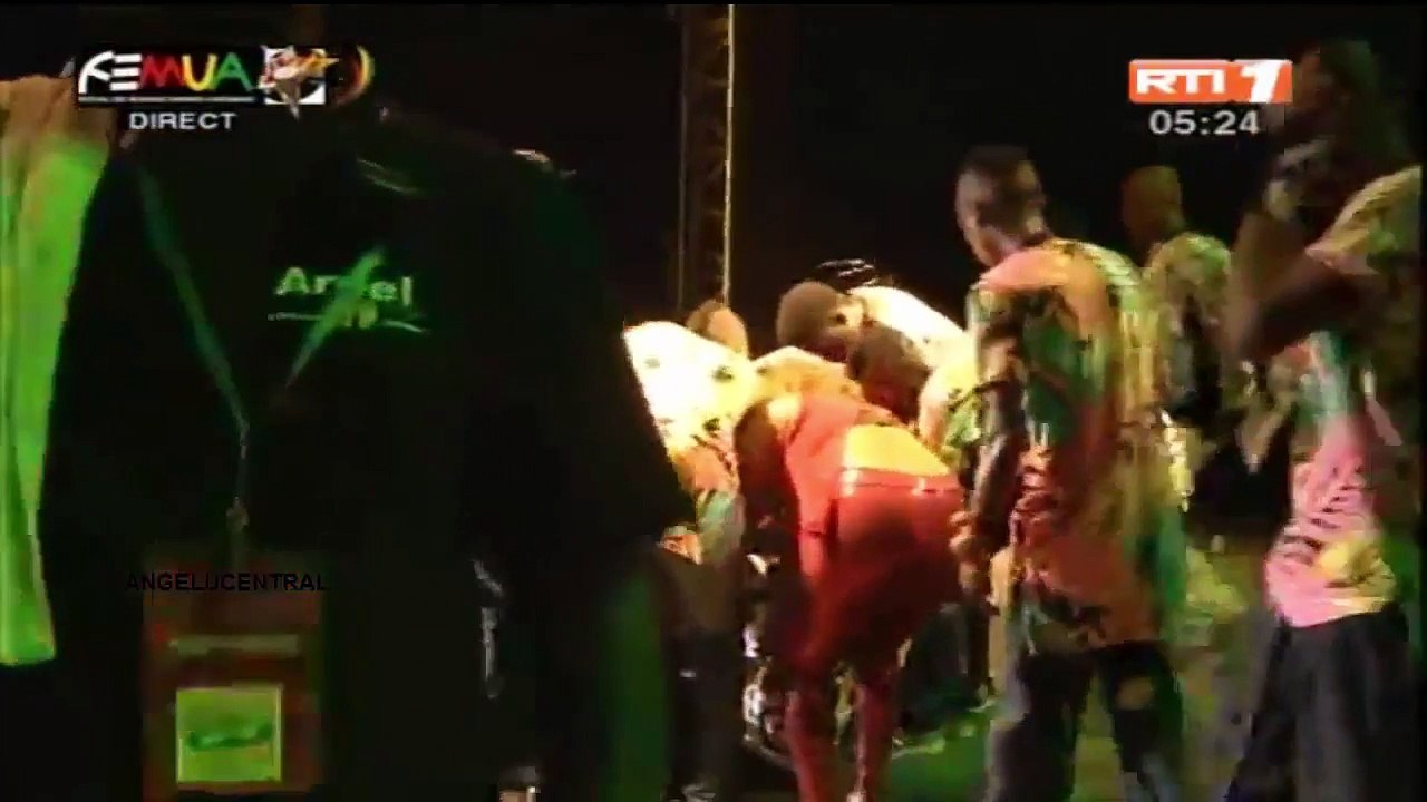 Le chanteur Papa Wemba meurt en direct à la télé en plein concert