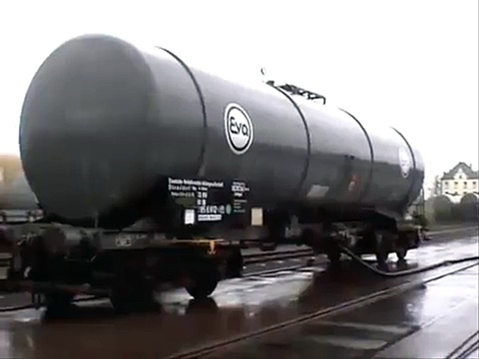 Impressionnante implosion d'un camion citerne