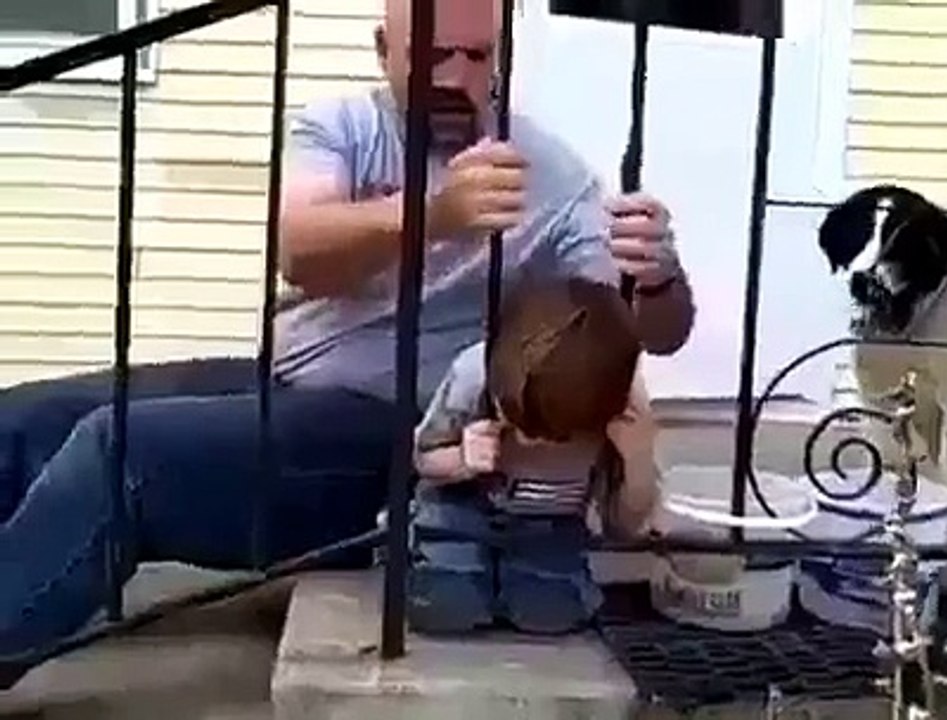 Ce garçon se retrouve la tête coincée entre deux barreaux, r