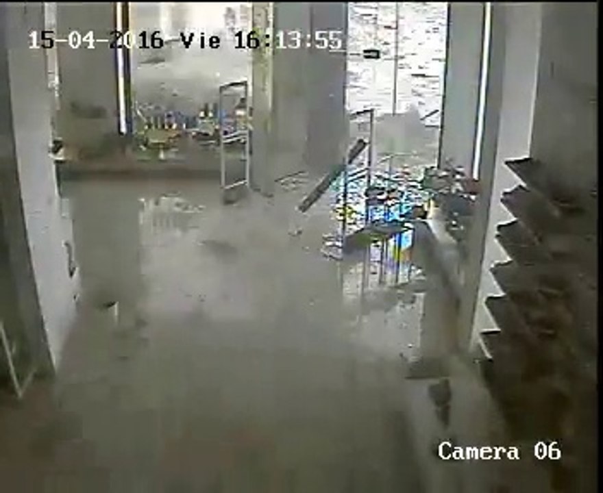 Le passage d'une tornade filmé depuis l’intérieur d'une boutique
