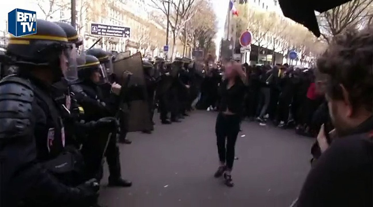 Un CRS donne un violent coup de pied à une manifestante