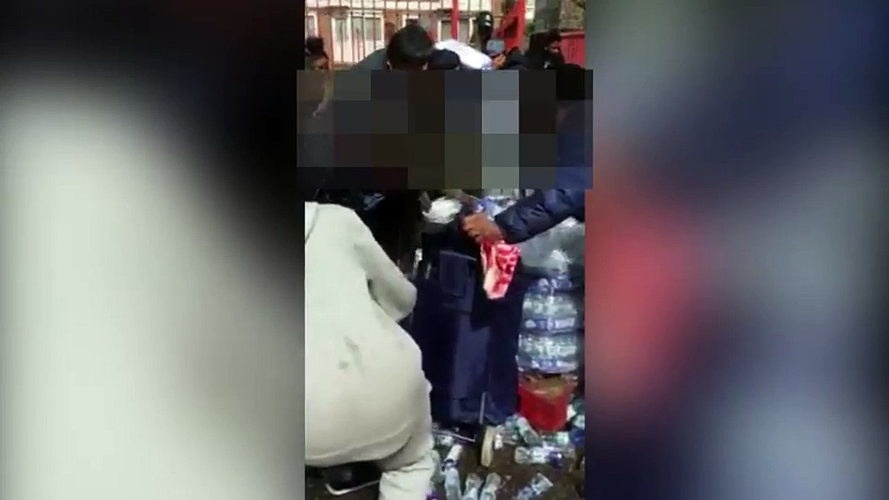 London Marathon 2016 Watch shocking moment parents and children grab bottled water intended for runners in shameful fre