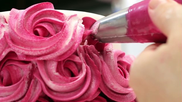 Elle ajoute deux couleurs dans la poche à douille! Pour un dégradé de couleur magnifique!