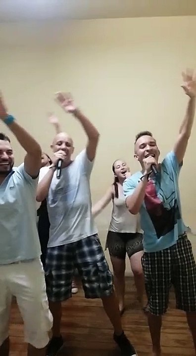 Videokê cantando Raul Seixas na casa do Carlos