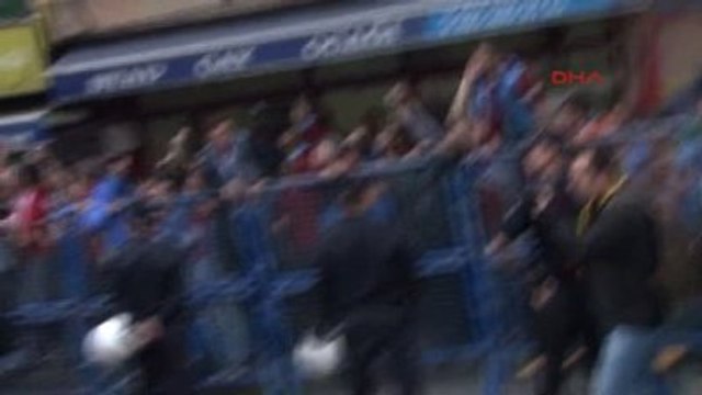 Fenerbahçe Otobüsünün Stada Girişi Sırasında Protesto