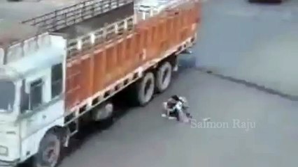 Lucky Scooty women Escapes from Lorry Accident Caught On Camera