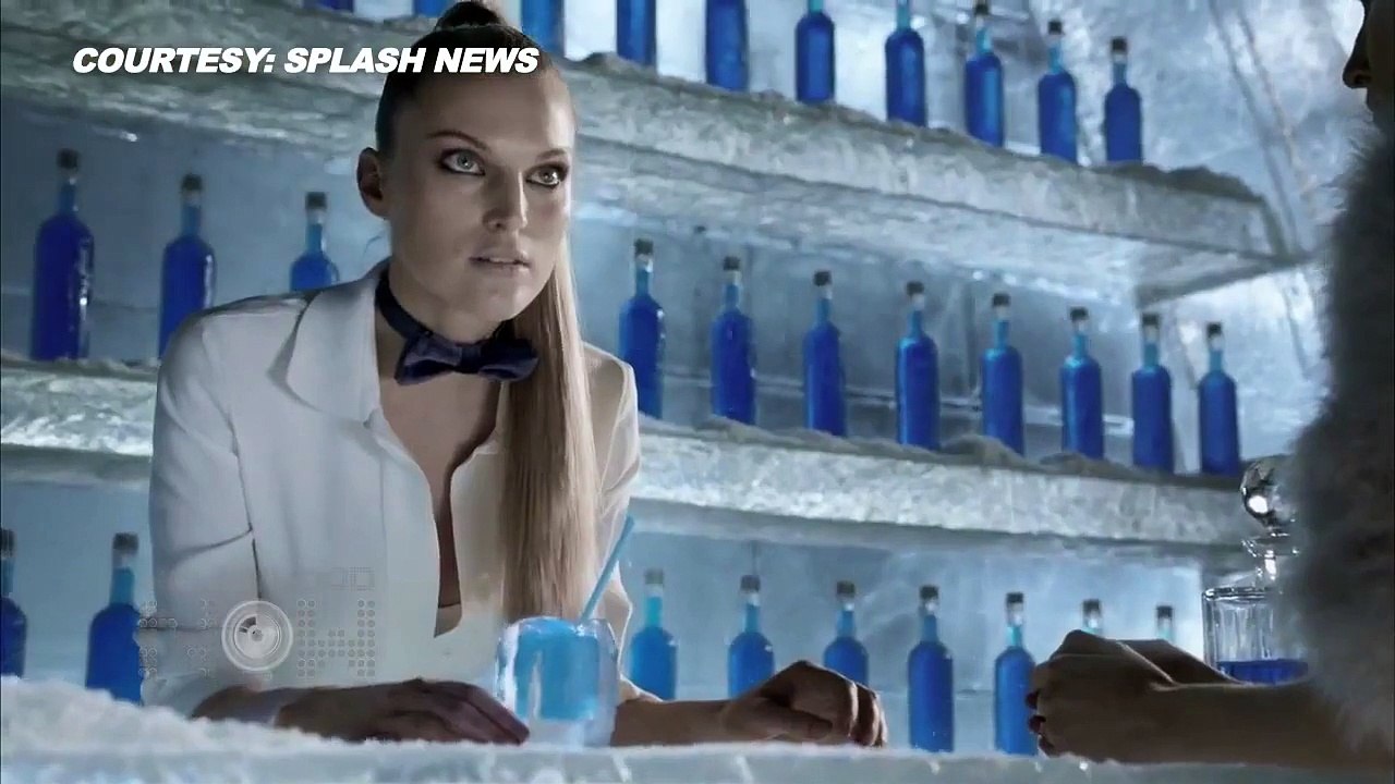 Hollywood-Hot-Model-Showing Her-SEXY-BOOBS-in Burger King ad