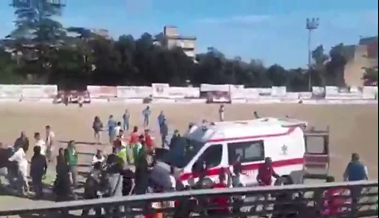 Entra l"Ambulanza che e' Arrivatta dopo 20 Minuti e INVESTE LA MAMMA DEL GIOCATORE CHE STA MALE