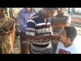 Roadside dentist works his magic on Rail station, Odd Jobs in India : wildindiafilms