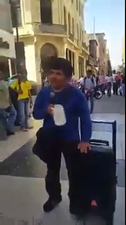 Este hombre canta muy bien
