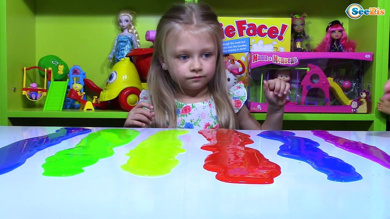 Игрушки для детей. Ярослава проводит эксперимен...