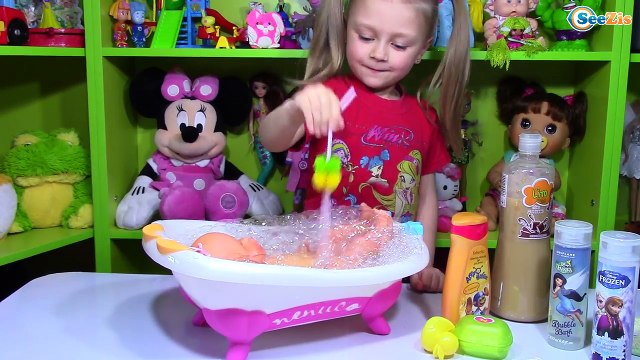 Кукла Ненуко. Ярослава купает новую Куклу в ванночке. Видео для детей. Doll Nenuco Bath Time
