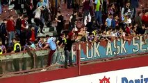 Supporters entered the field and fight with the referee - Trabzonspor vs Fenerbahce 24-04-2016 HD