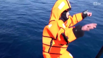 La ministre norvégienne de l'immigration plonge dans la mer pour "faire comme les migrants"