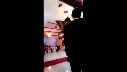 Düğün salonunda kayıktan yere çakılan gelin ve damat