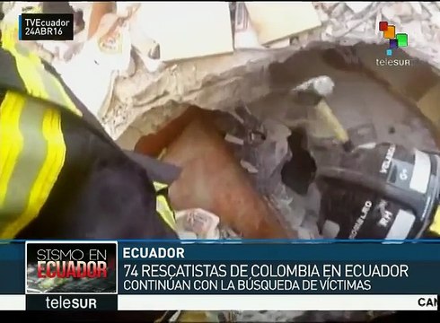 Rescatistas colombianos rescatan a un hombre atrapado bajo escombros