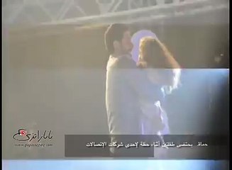 حماقي يحتضن طفلتين أثناء حفله لشركة "أورانج"