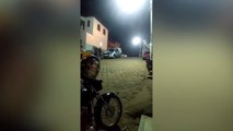 Jovens empinam moto na frente de viatura e acabam presos em Linhares