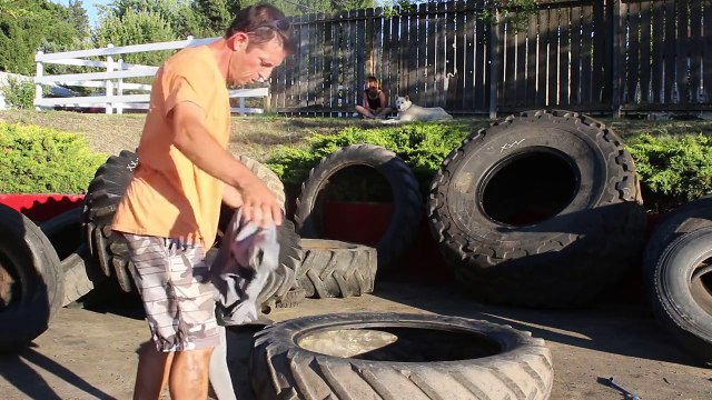Faire du hula hoop avec un pneu de 54 kg