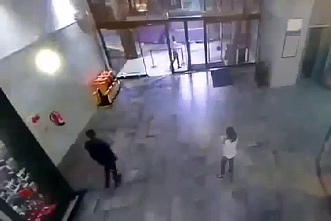 Le toit d'un centre commercial s'effondre soudainement