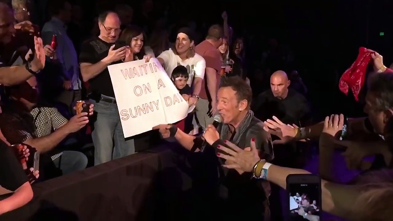 Réaction d'une fille à un selfie avec Bruce Springsteen