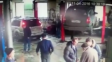 Un débile fait une marche arrière dans un garage