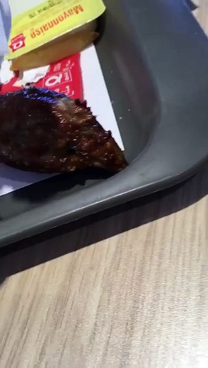 Un client découvre une tête de poulet dans ses Chicken