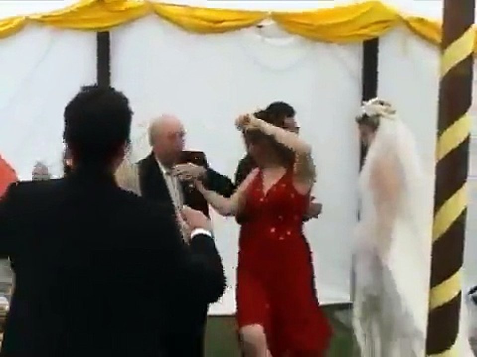 Une invitée ivre à un mariage