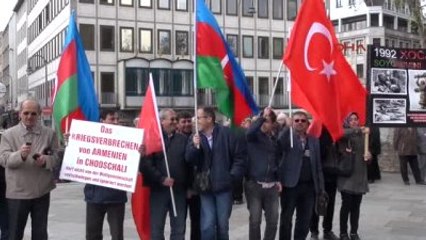 Azerbaycanlılar Köln'de Ermenistan'ı Protesto Ettiler