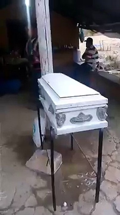 Mira lo que hace este hombre con el ataud