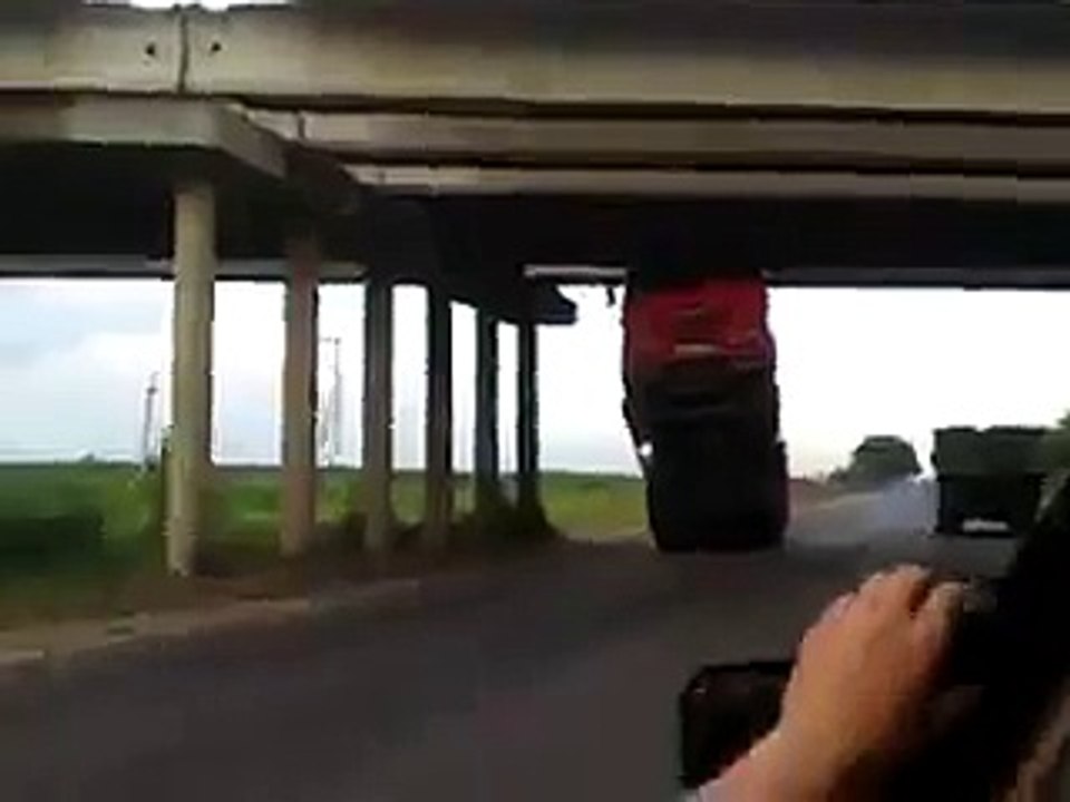 Камаз на дыбах застрял под мостом