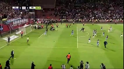 Un arbitre violemment agressé par un supporter pendant Trabzonspor vs. Fenerbahçe