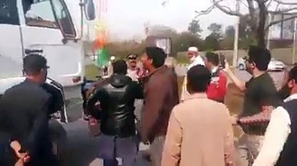 Islamabad- What citizens did when City police blocked route for public VIP proto