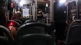 Policial agride mulher em ônibus