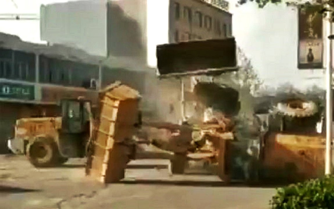 İş Makinalarıyla Kavga Ettiler