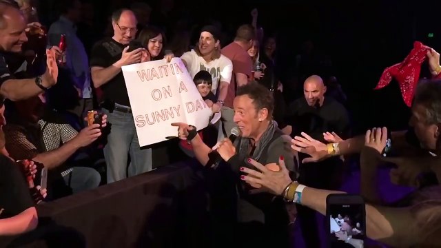 Bruce Springsteen surprend une fan en plein selfie à son concert