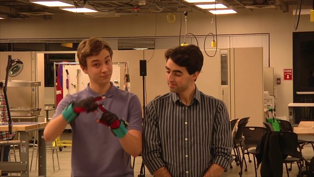 Ces gants traduisent le language des signes en temps réel !