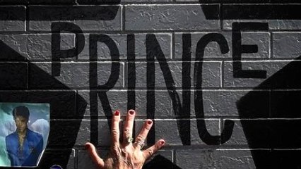 Yakınları Prince'in Küllerini Taşırken Görüntülendi