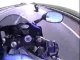 Un motard fait une pointe de vitesse sur une route, quand !
